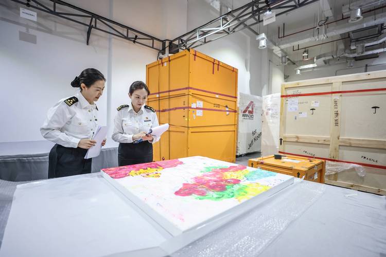 进博时光| 第六届进博会首批艺术品"开箱"完成,即将进入四叶草布展